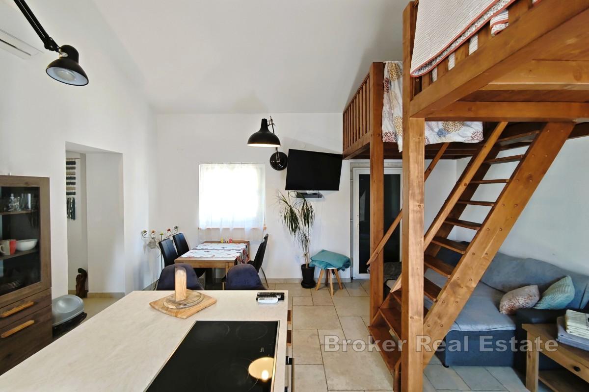 Hus med två lägenheter - jacuzzi, trädgård och parkeringsplatser