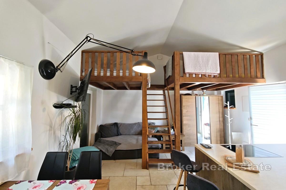 Hus med två lägenheter - jacuzzi, trädgård och parkeringsplatser