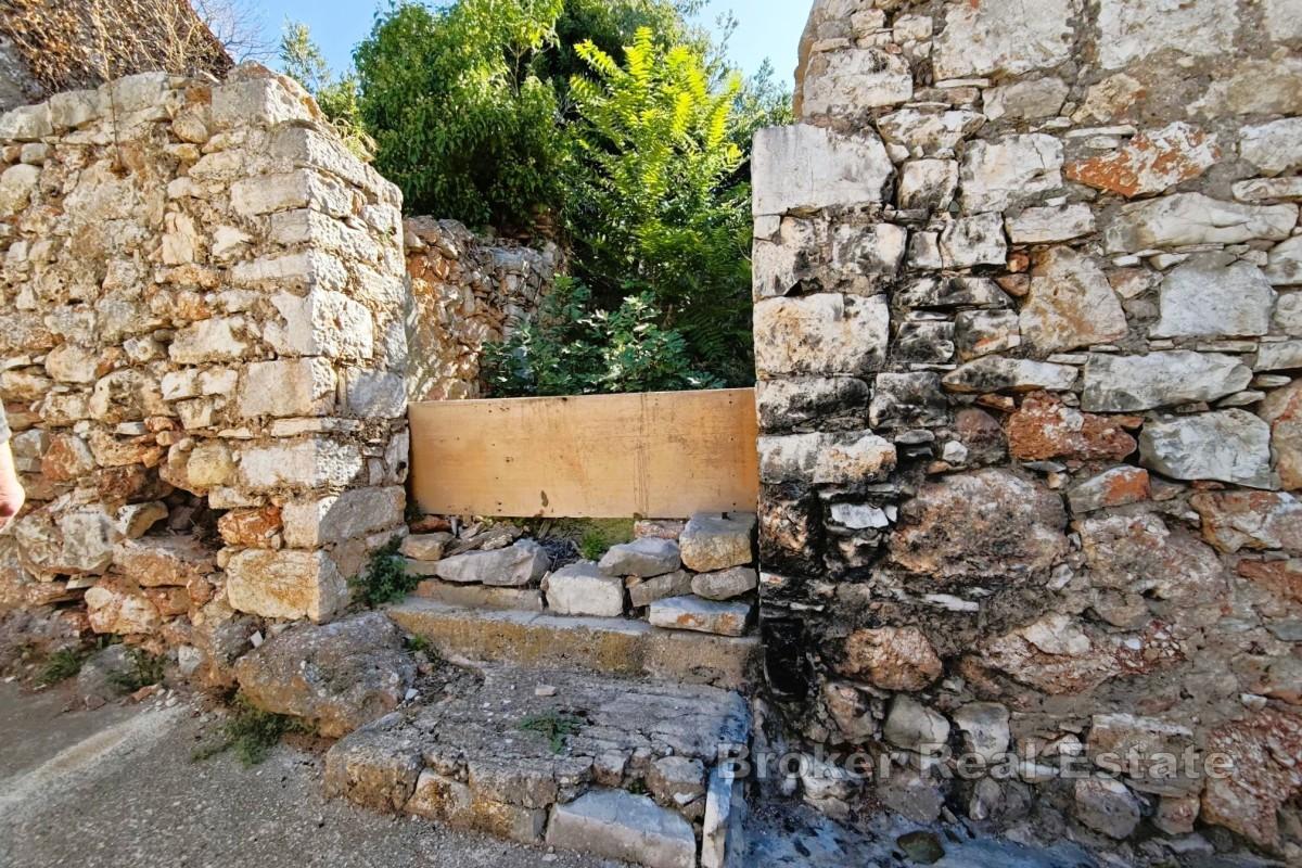 Domy z kamienia do remontu – centralna lokalizacja, kilka minut od morza