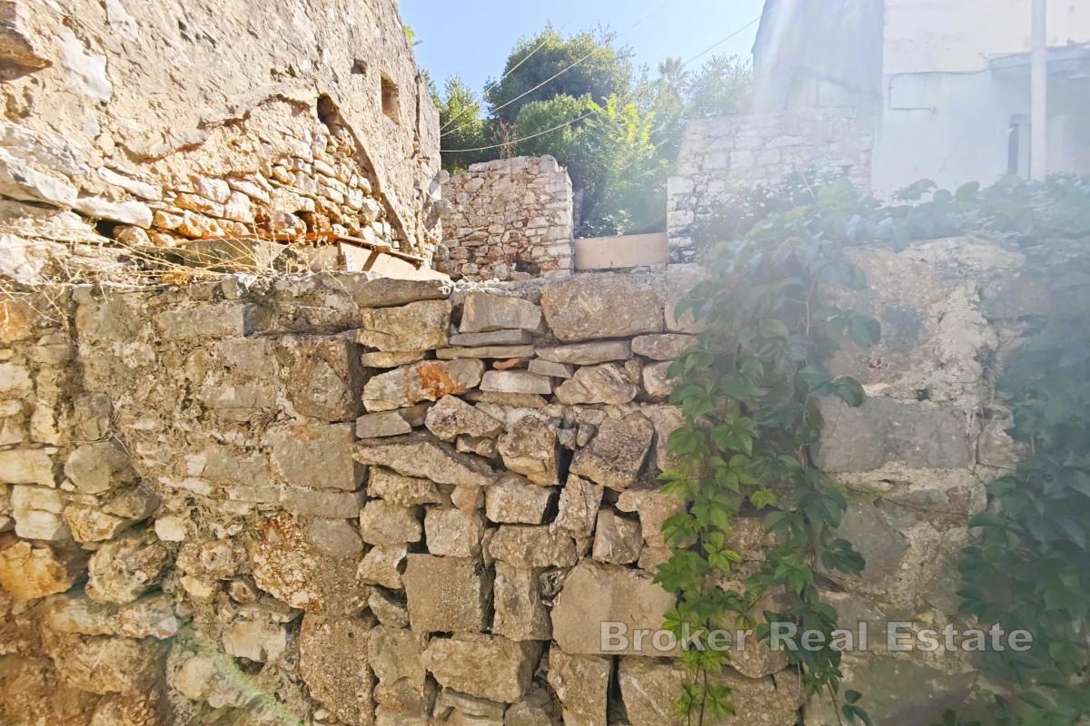 Domy z kamienia do remontu – centralna lokalizacja, kilka minut od morza