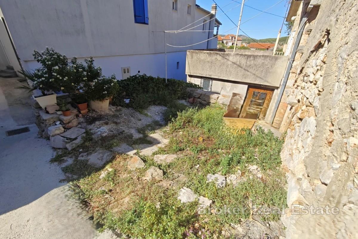 Domy z kamienia do remontu – centralna lokalizacja, kilka minut od morza