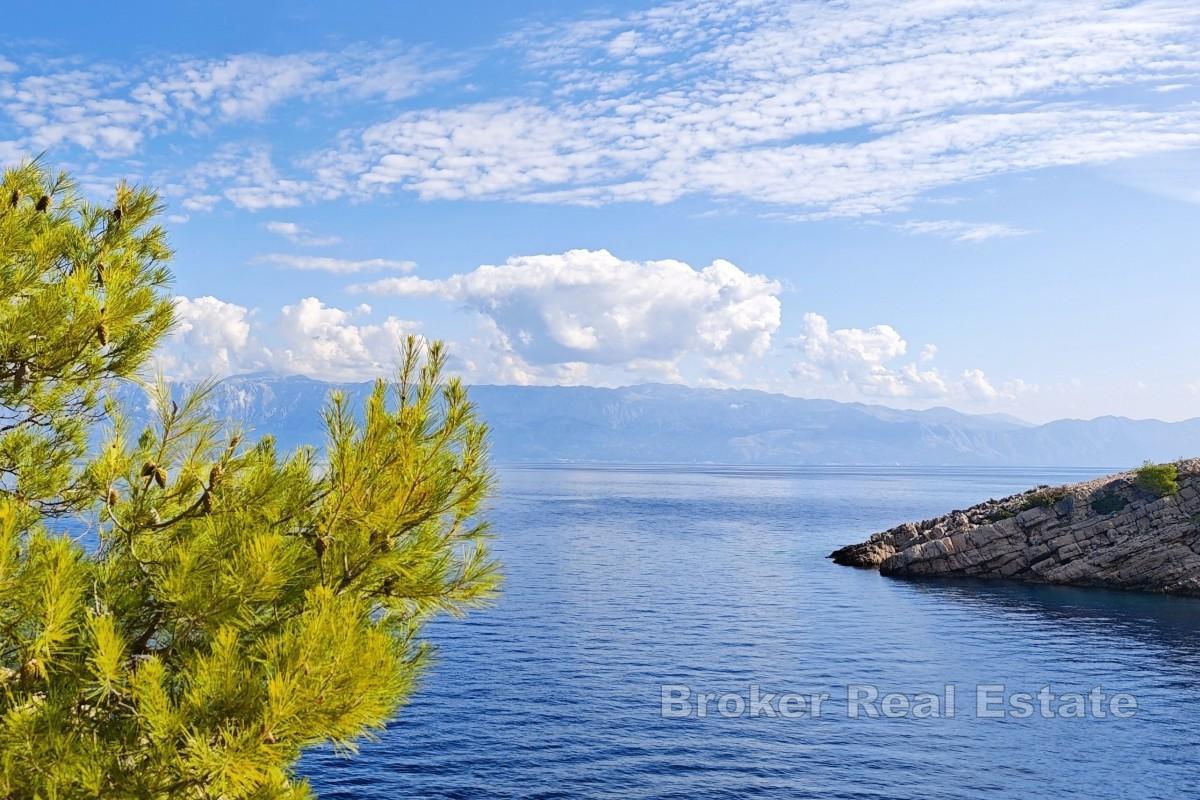 Jordbruksland første rad mot havet - øya Hvar, nær Jelsa