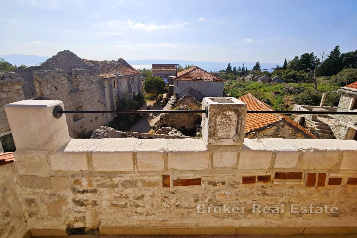 Kamienny dom blisko morza