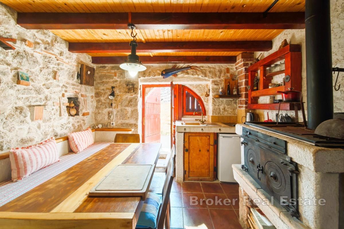 Kamienny dom blisko morza