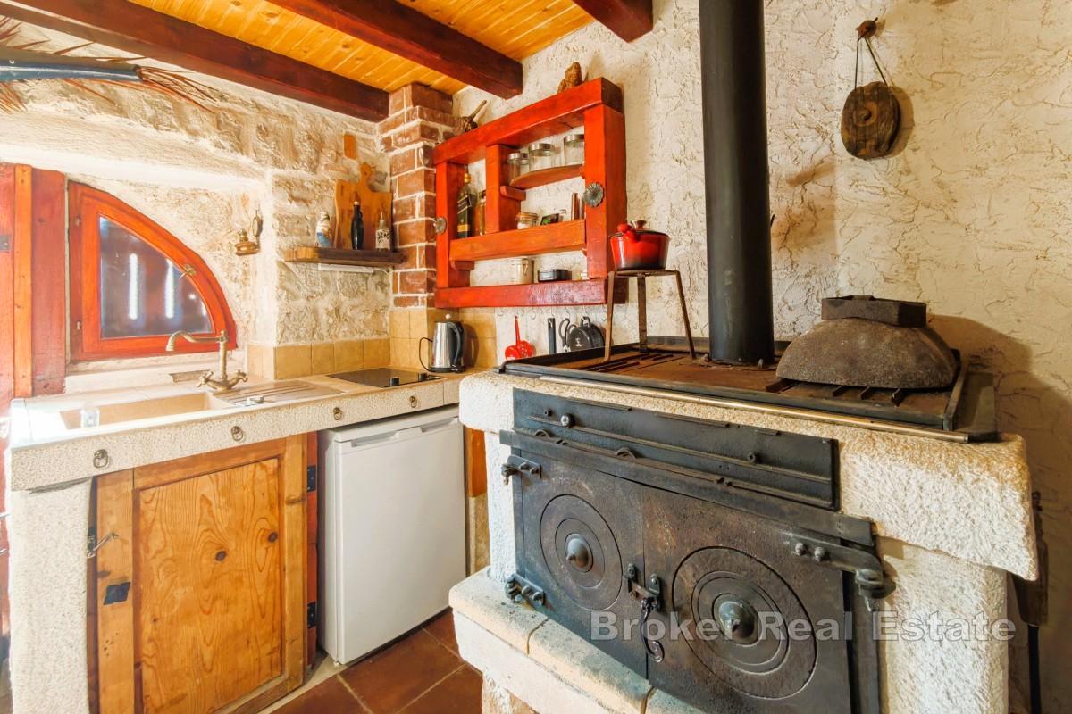 Kamienny dom blisko morza