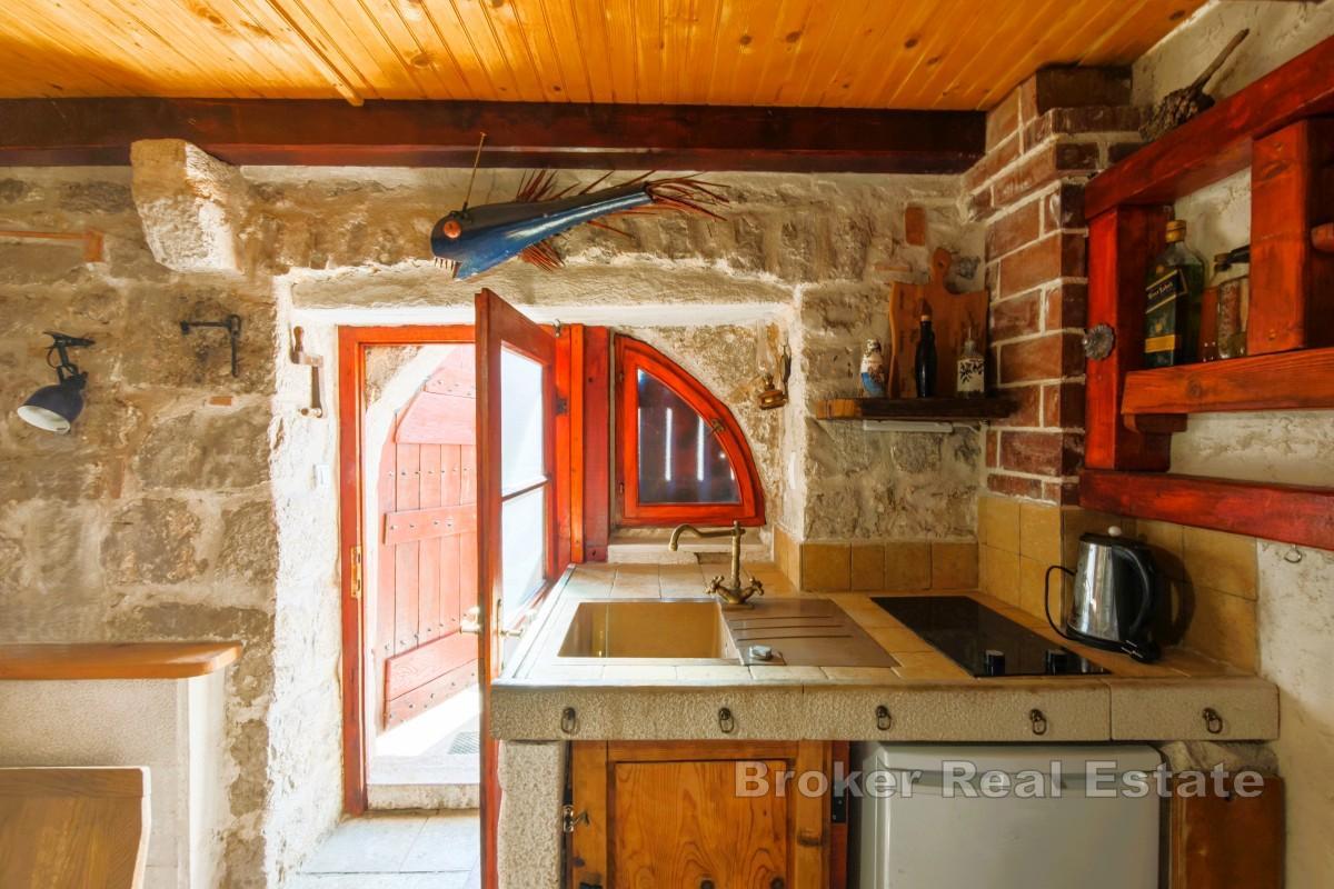 Kamienny dom blisko morza