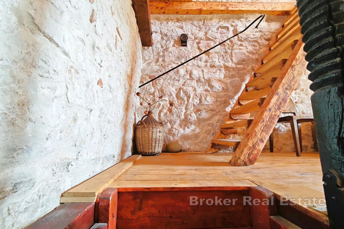 Kamienny dom blisko morza