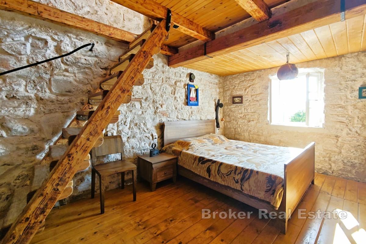 Kamienny dom blisko morza