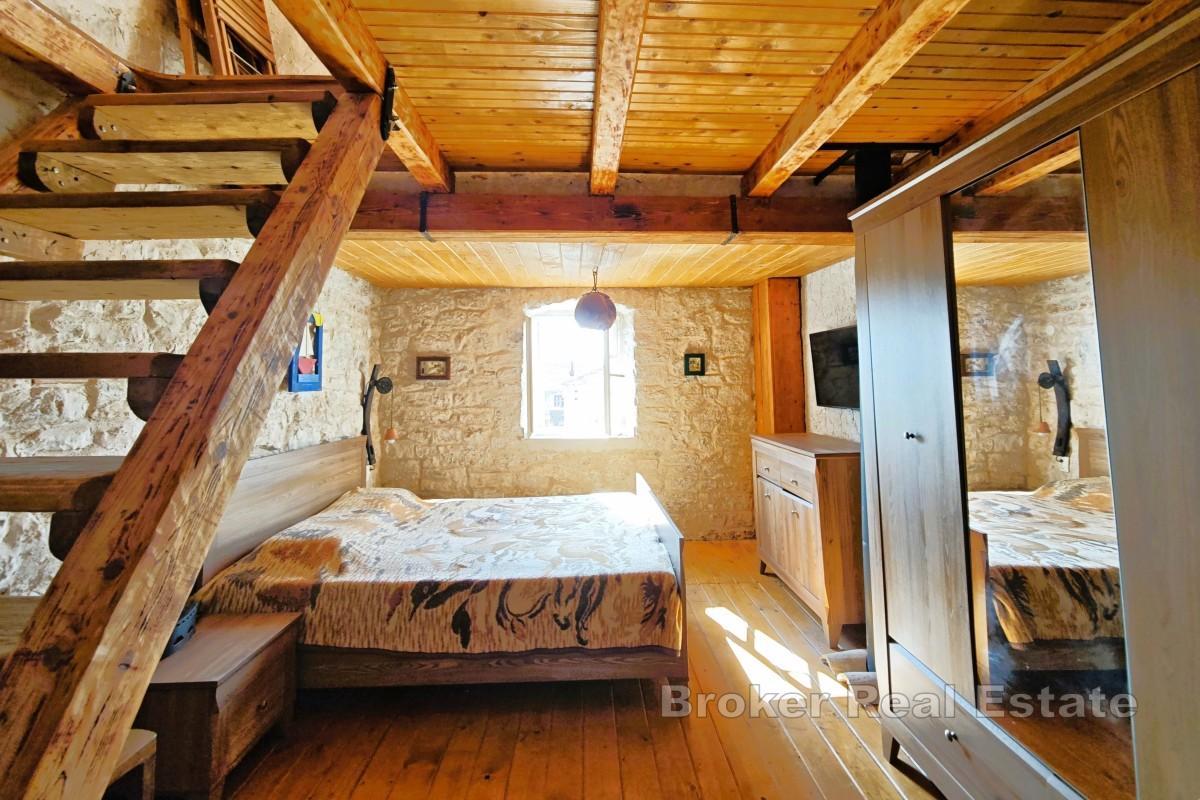 Kamienny dom blisko morza