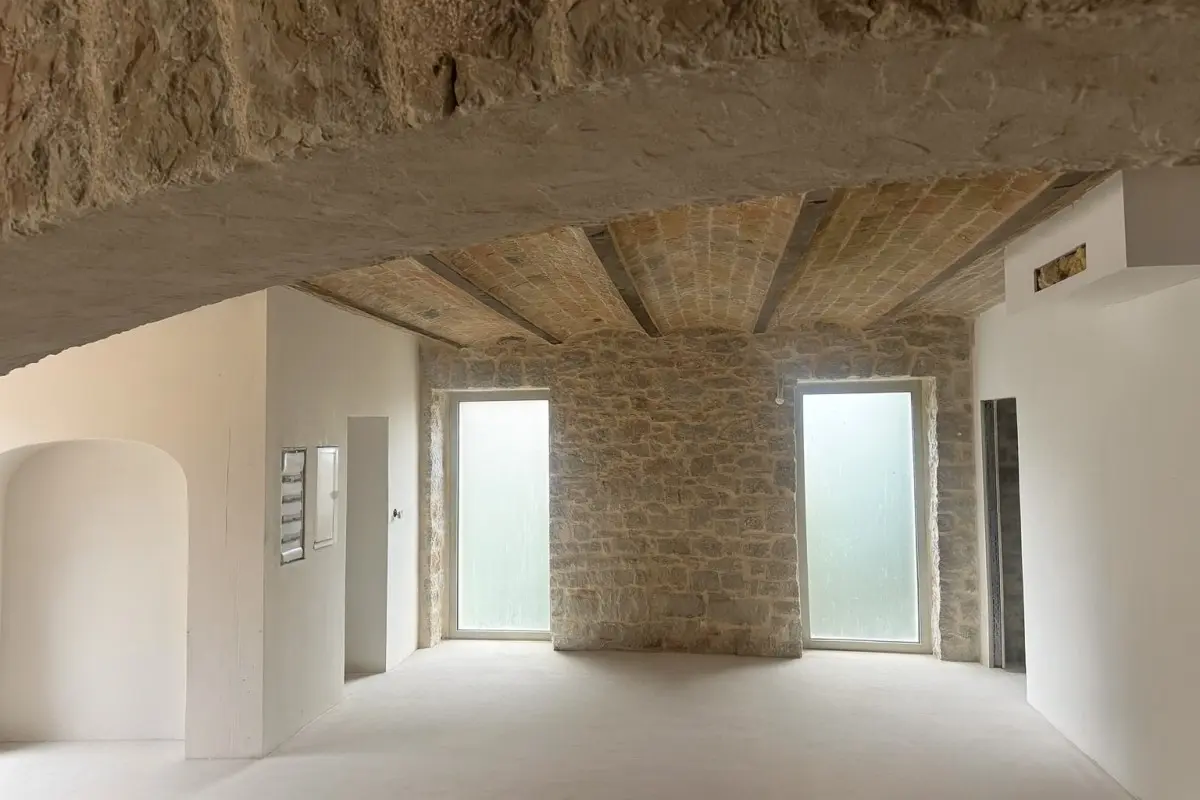 001-2051-49-Newly-decorated-three-bedroom-apartment-town-centre-for-sale