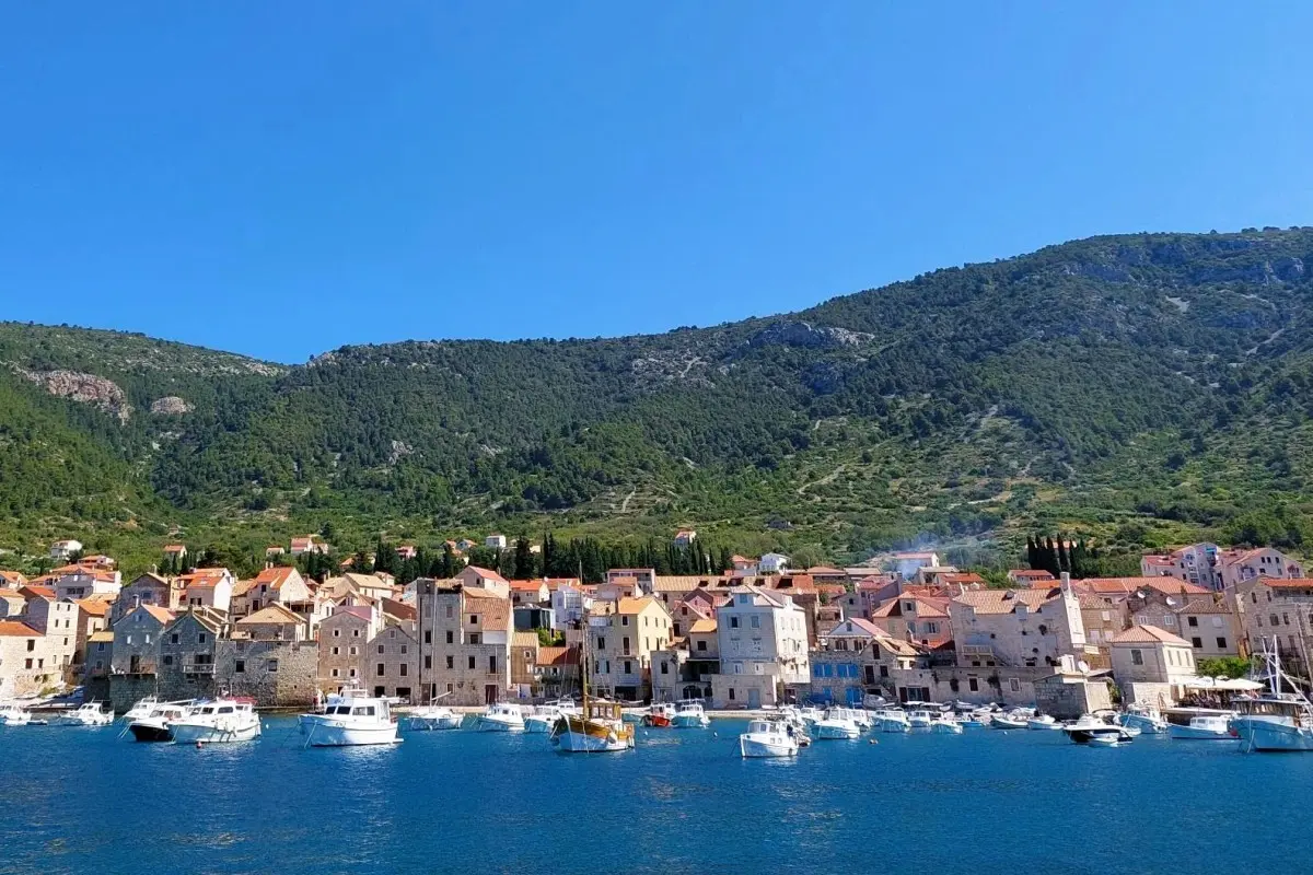 001-2051-56-island-vis-apartment-with-sea-view-and-parking-for-sale