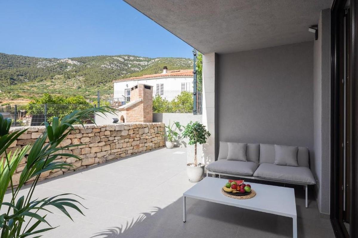 001-2051-61-island-vis-one-bedroom-apartment-in-komiza-for-sale