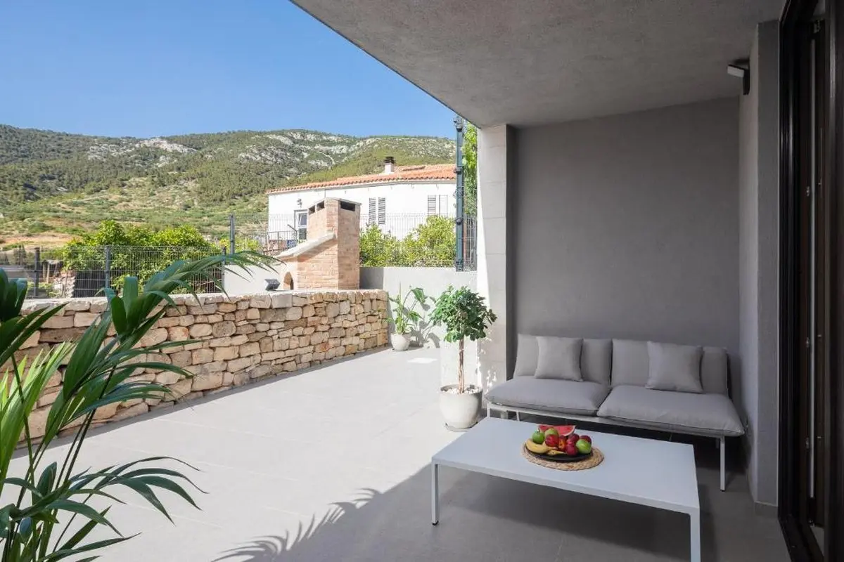 001-2051-61-island-vis-one-bedroom-apartment-in-komiza-for-sale