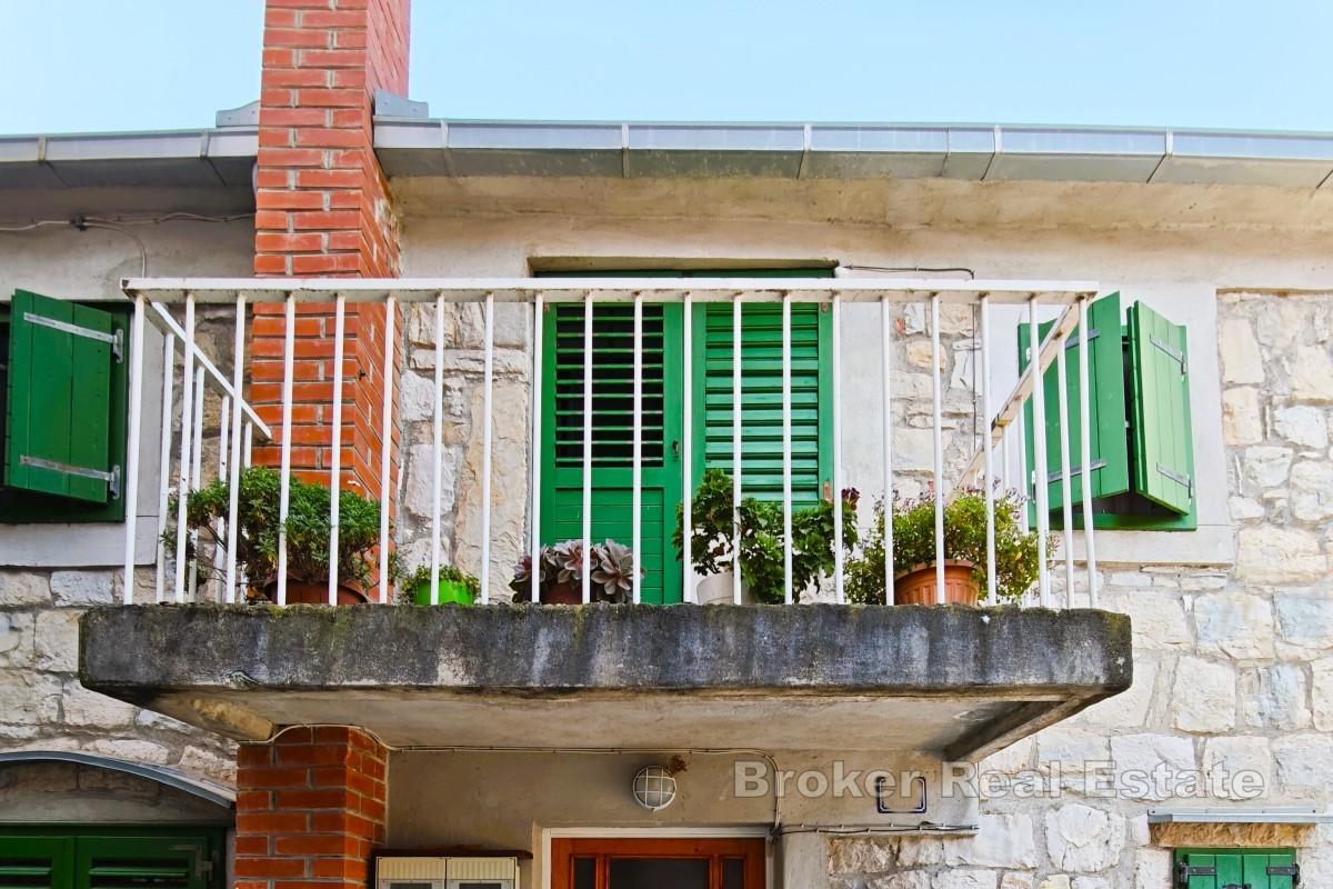 Kamenný dům s parkováním a další jednotkou