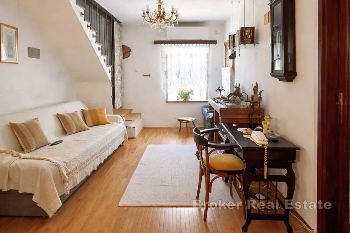 Kamenný dům s parkováním a další jednotkou