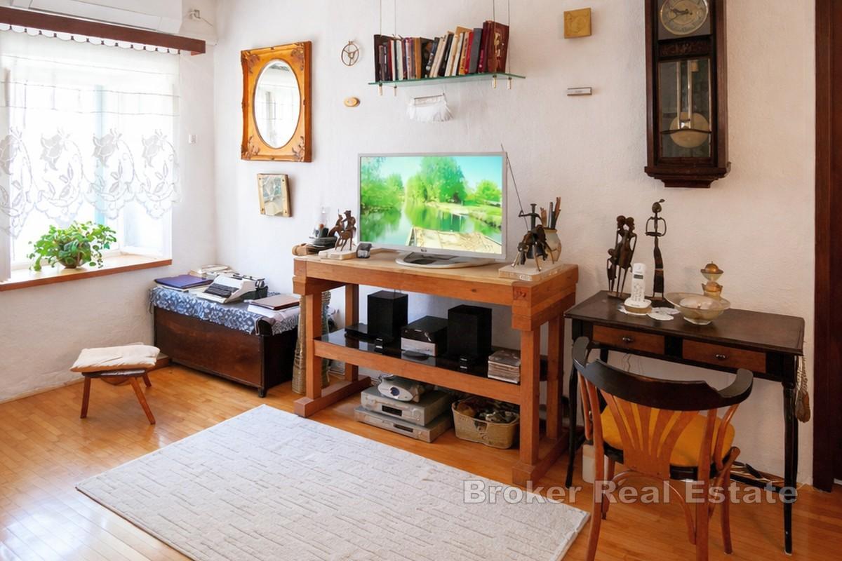 Kamenný dům s parkováním a další jednotkou