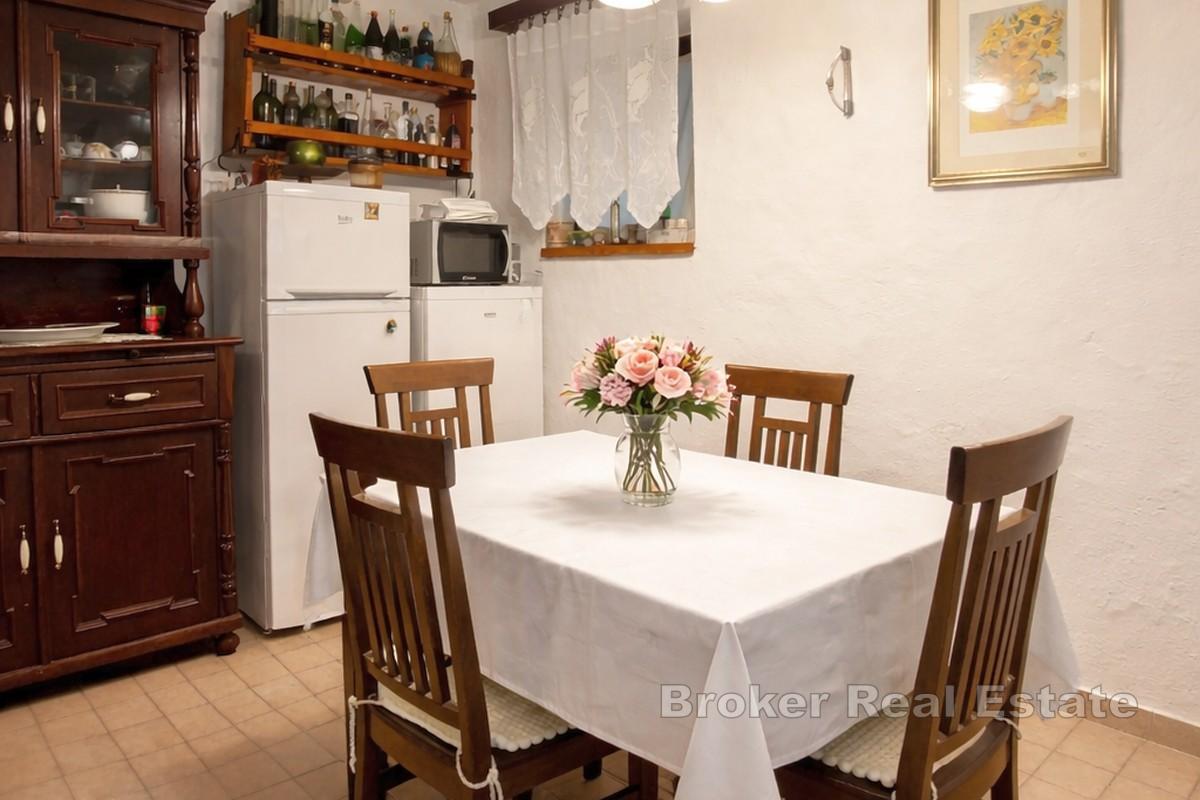 Kamenný dům s parkováním a další jednotkou