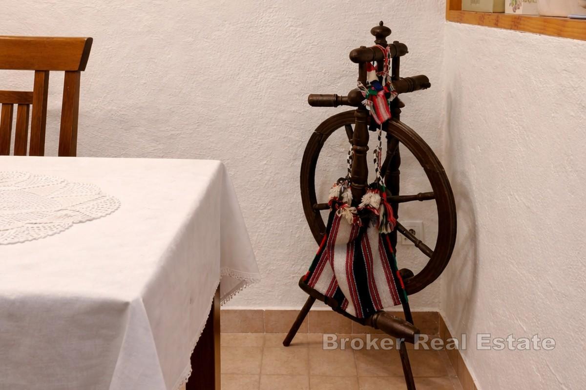 Kamenný dům s parkováním a další jednotkou