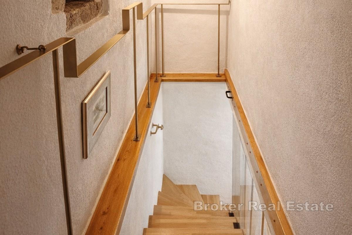 Kamenný dům s parkováním a další jednotkou