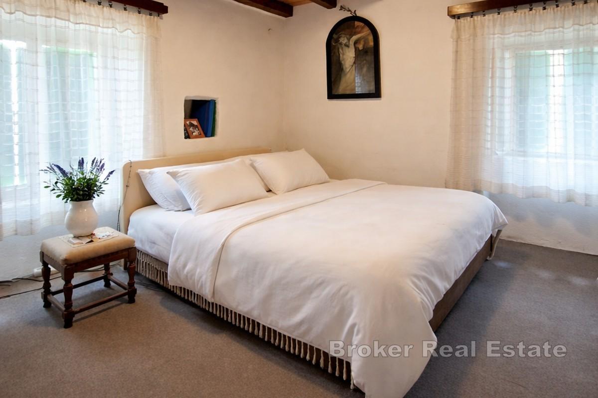 Kamenný dům s parkováním a další jednotkou