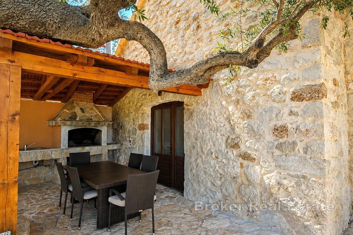 Renovirana kamena kuća s bazenom na južnoj strani otoka Hvara