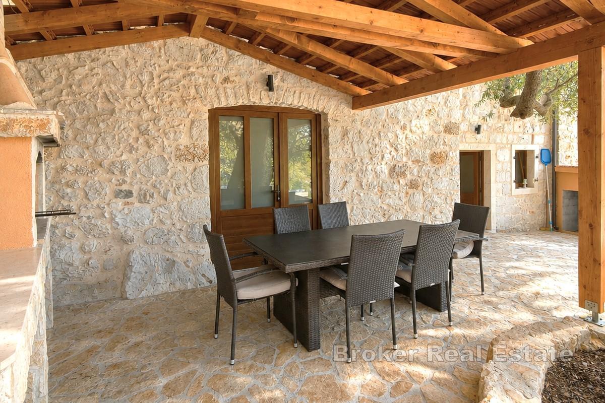 Renovirana kamena kuća s bazenom na južnoj strani otoka Hvara