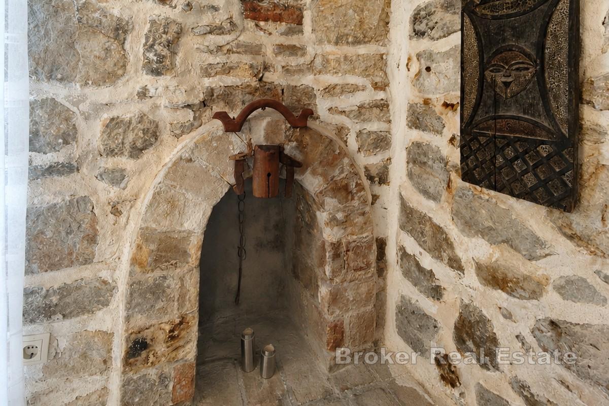 Autentyczny kamienny dom w spokojnej części wyspy