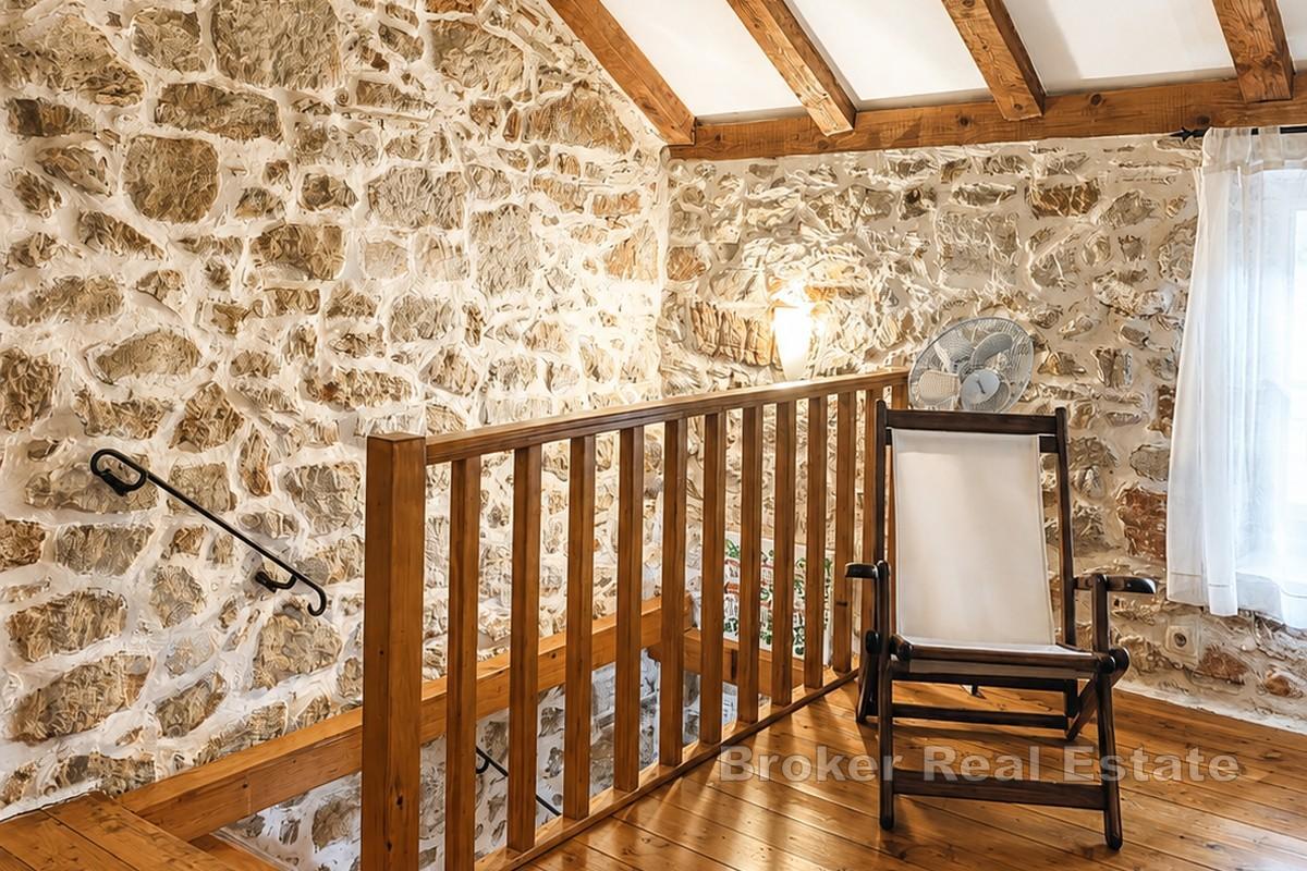 Autentický kamenný dům v klidné části ostrova