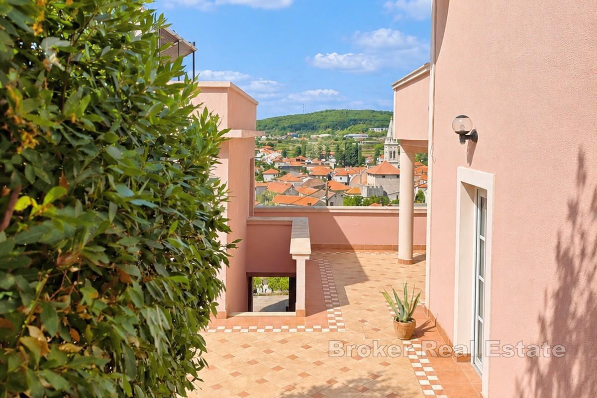 Maison de trois appartements au calme, à proximité du front de mer