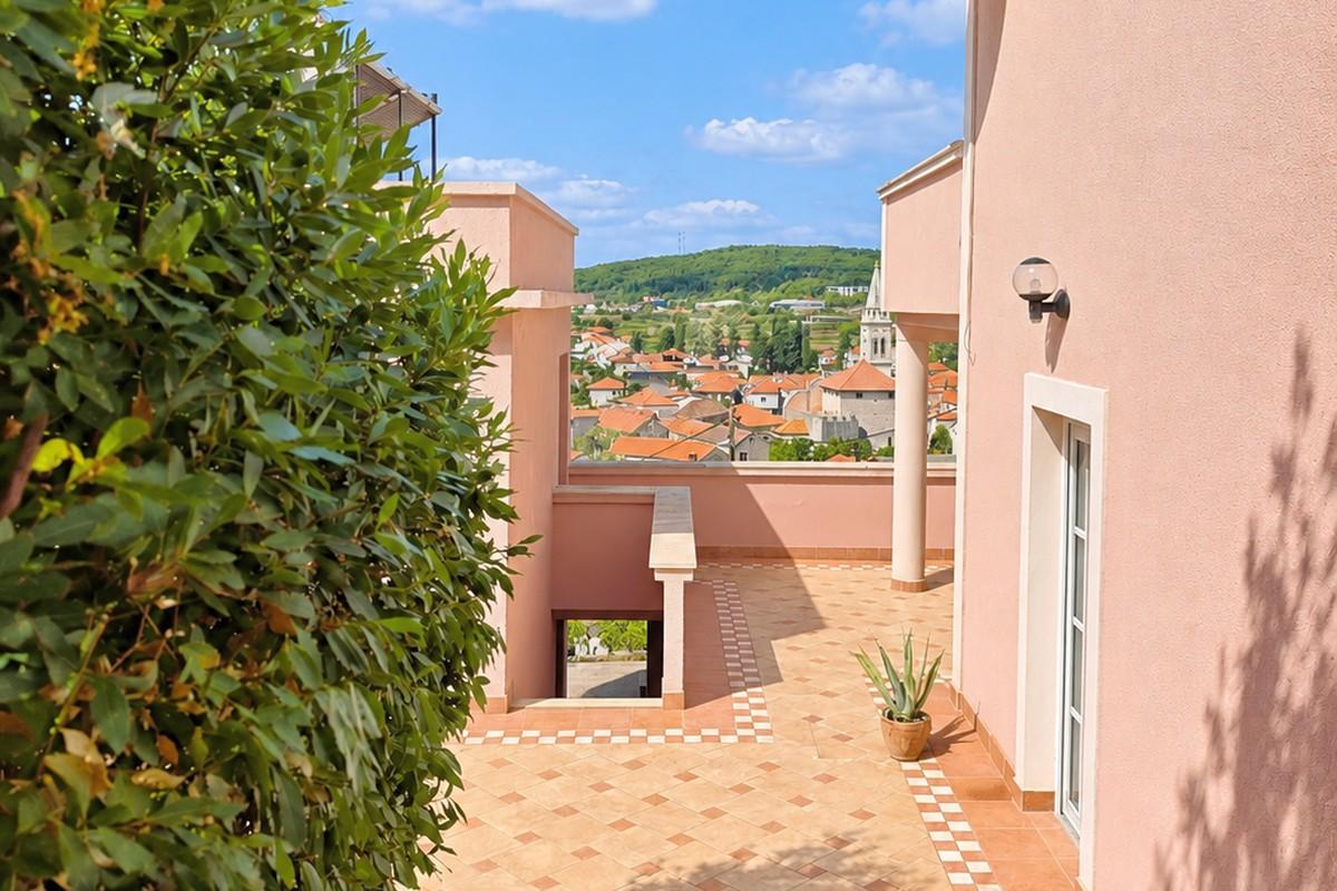Maison de trois appartements au calme, à proximité du front de mer