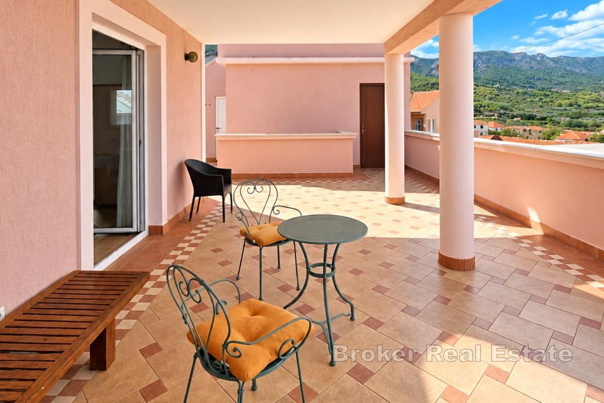 Maison de trois appartements au calme, à proximité du front de mer
