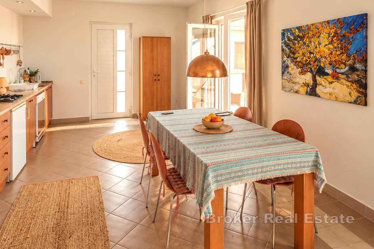 Maison de trois appartements au calme, à proximité du front de mer