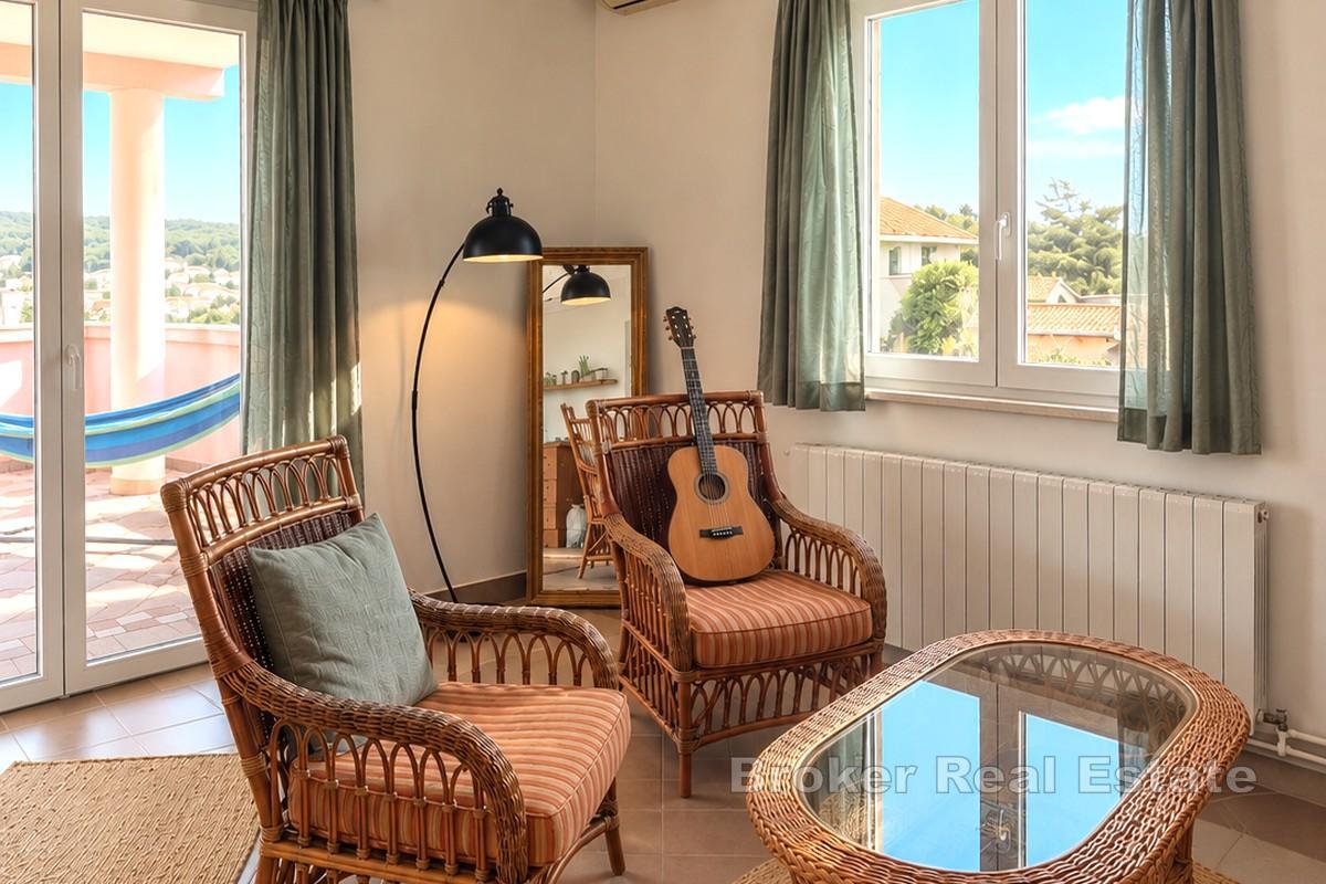 Maison de trois appartements au calme, à proximité du front de mer