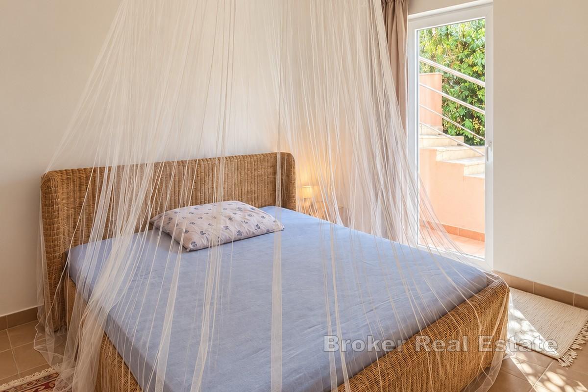 Maison de trois appartements au calme, à proximité du front de mer