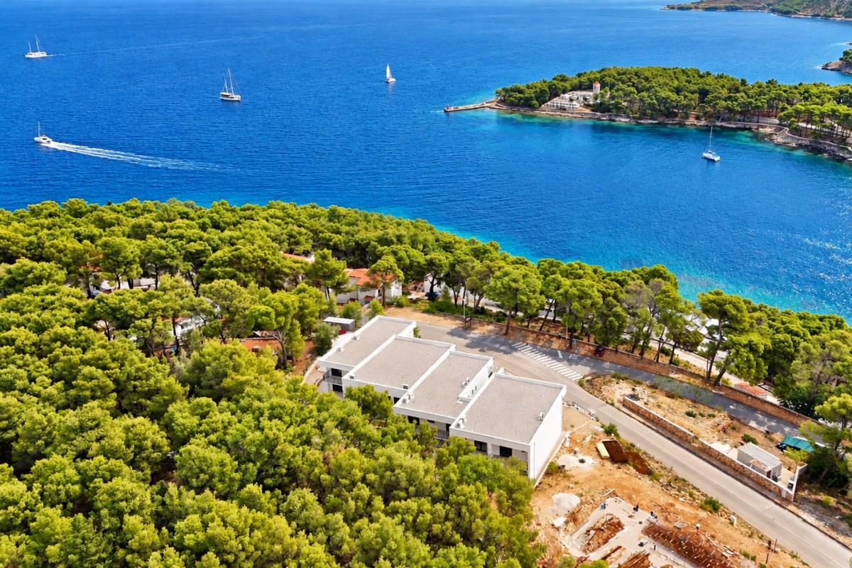 Moderno edificio di nuova costruzione con ampio giardino e vista mare