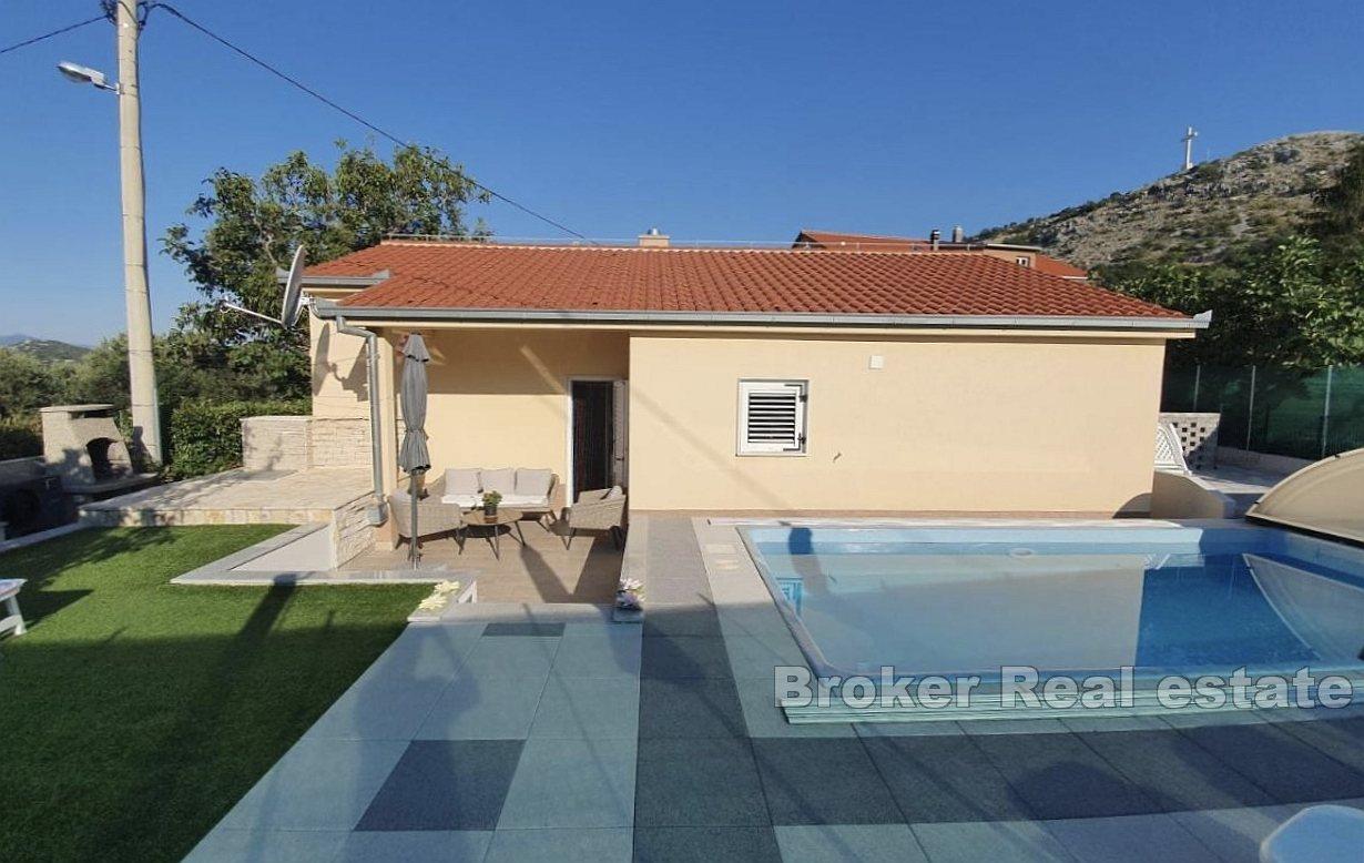 Přízemí s bazénem