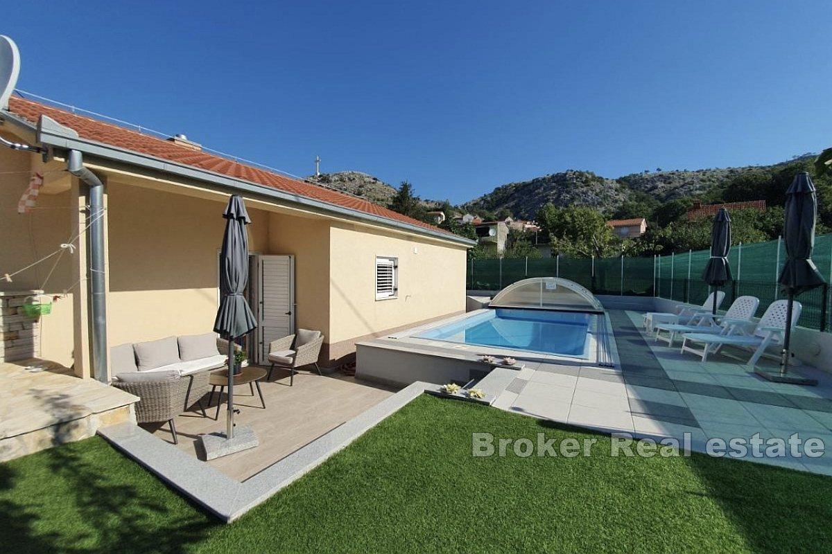 Přízemí s bazénem