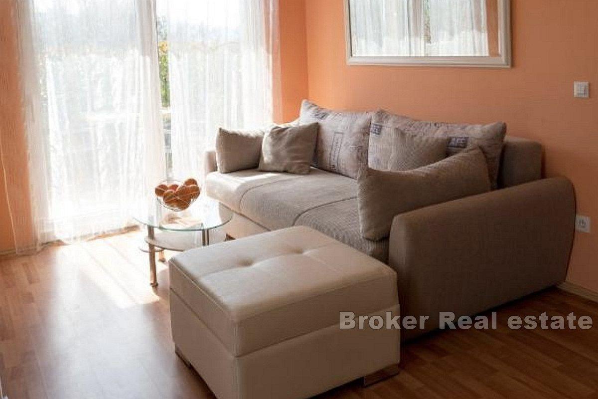 Første etasje med svømmebasseng