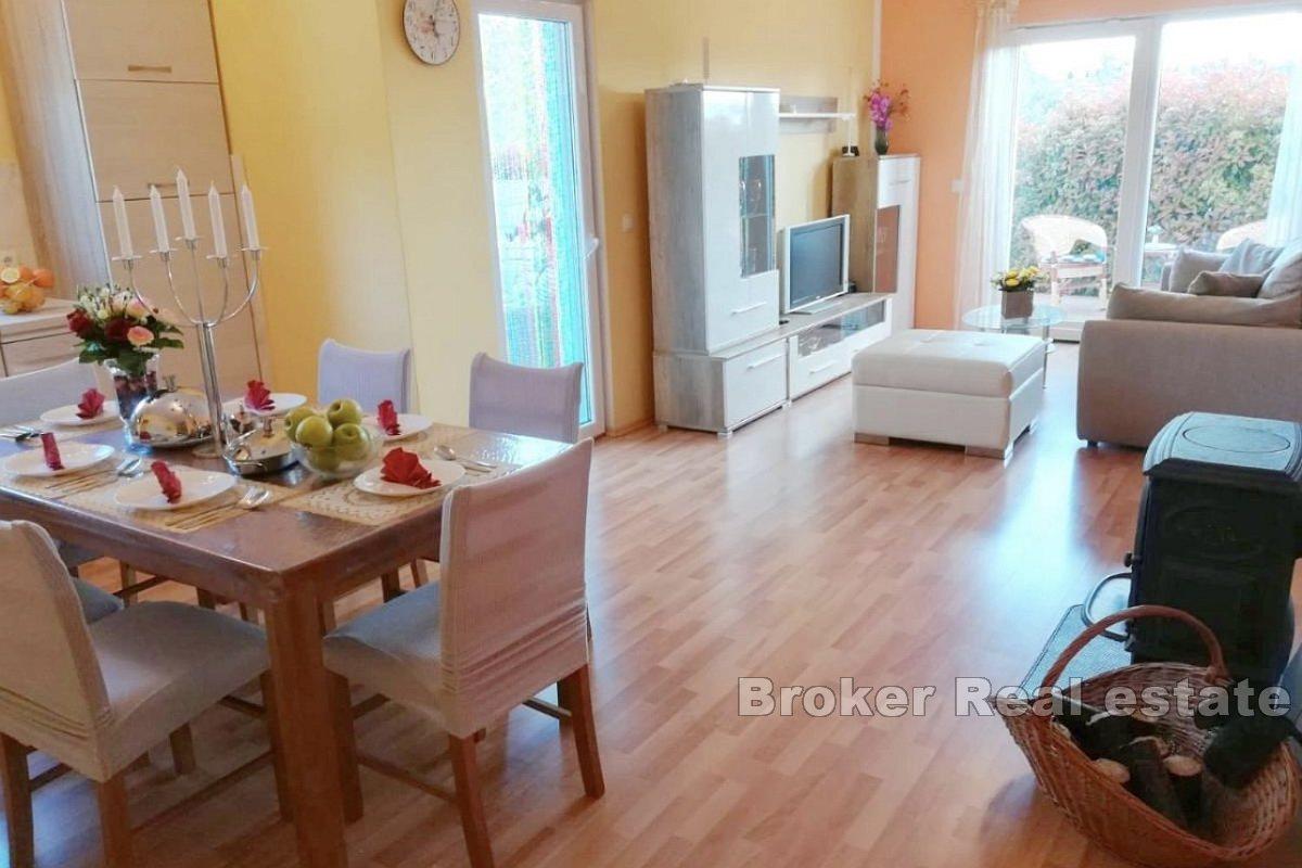 Første etasje med svømmebasseng