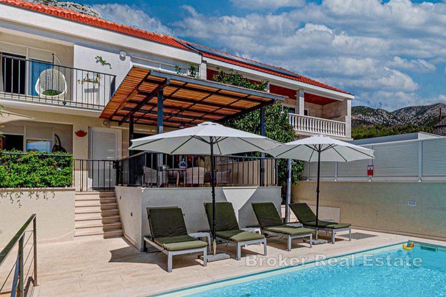 Willa z basenem i otwartym widokiem na morze