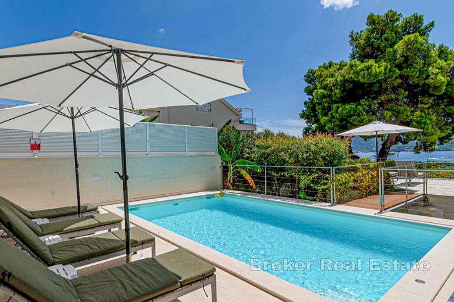 Willa z basenem i otwartym widokiem na morze