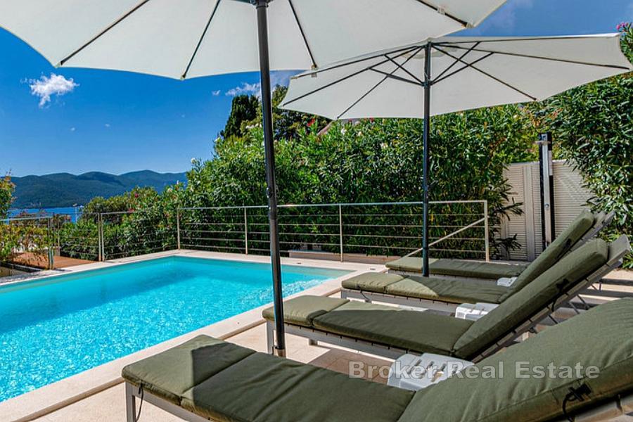 Willa z basenem i otwartym widokiem na morze