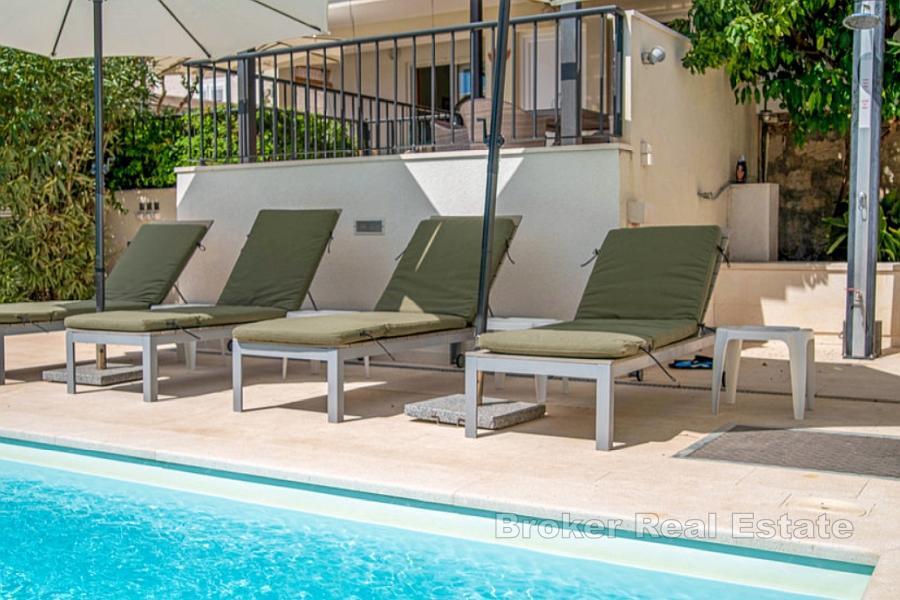 Villa med basseng og åpen utsikt over havet