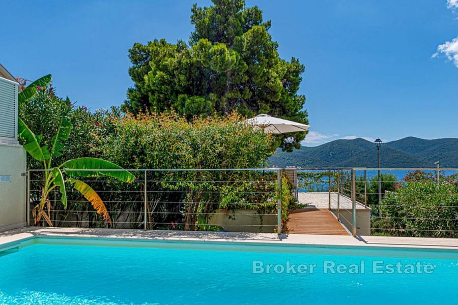 Willa z basenem i otwartym widokiem na morze