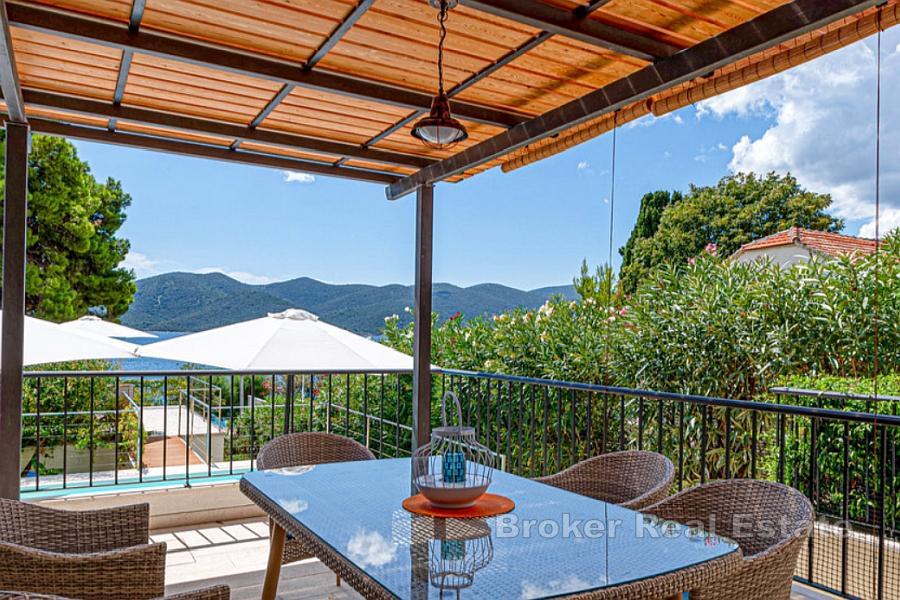 Willa z basenem i otwartym widokiem na morze