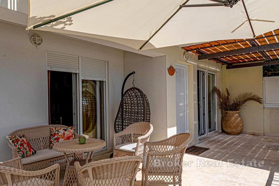 Willa z basenem i otwartym widokiem na morze