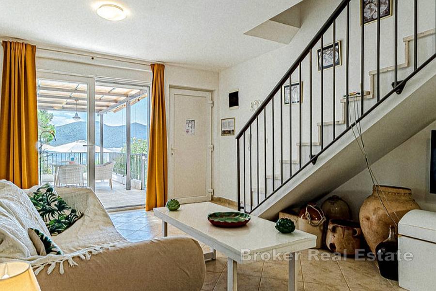 Willa z basenem i otwartym widokiem na morze