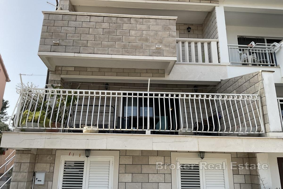 Kamienny dom w zabudowie bliźniaczej na wyspie Korčula z pięknym widokiem na morze