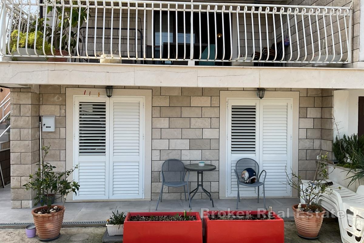 Kamienny dom w zabudowie bliźniaczej na wyspie Korčula z pięknym widokiem na morze