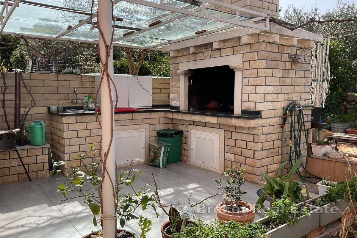 Kamenný dvojdům na ostrově Korčula s krásným výhledem na moře